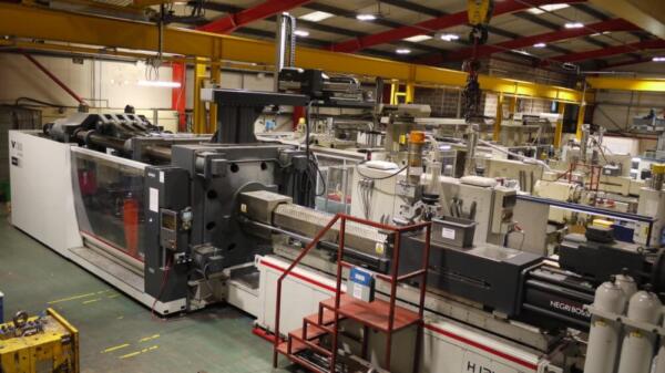 1300T injection moulding machine