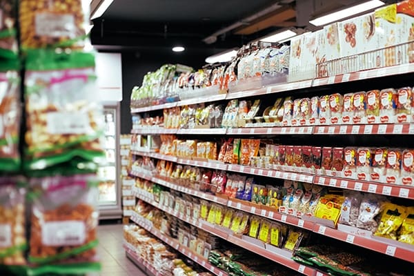 Supermarket shelves: Plastic packaging