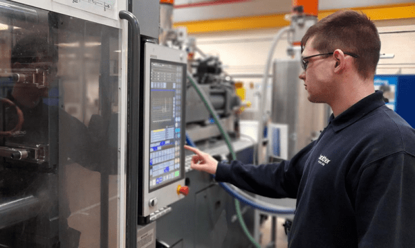 injection moudling machine in use